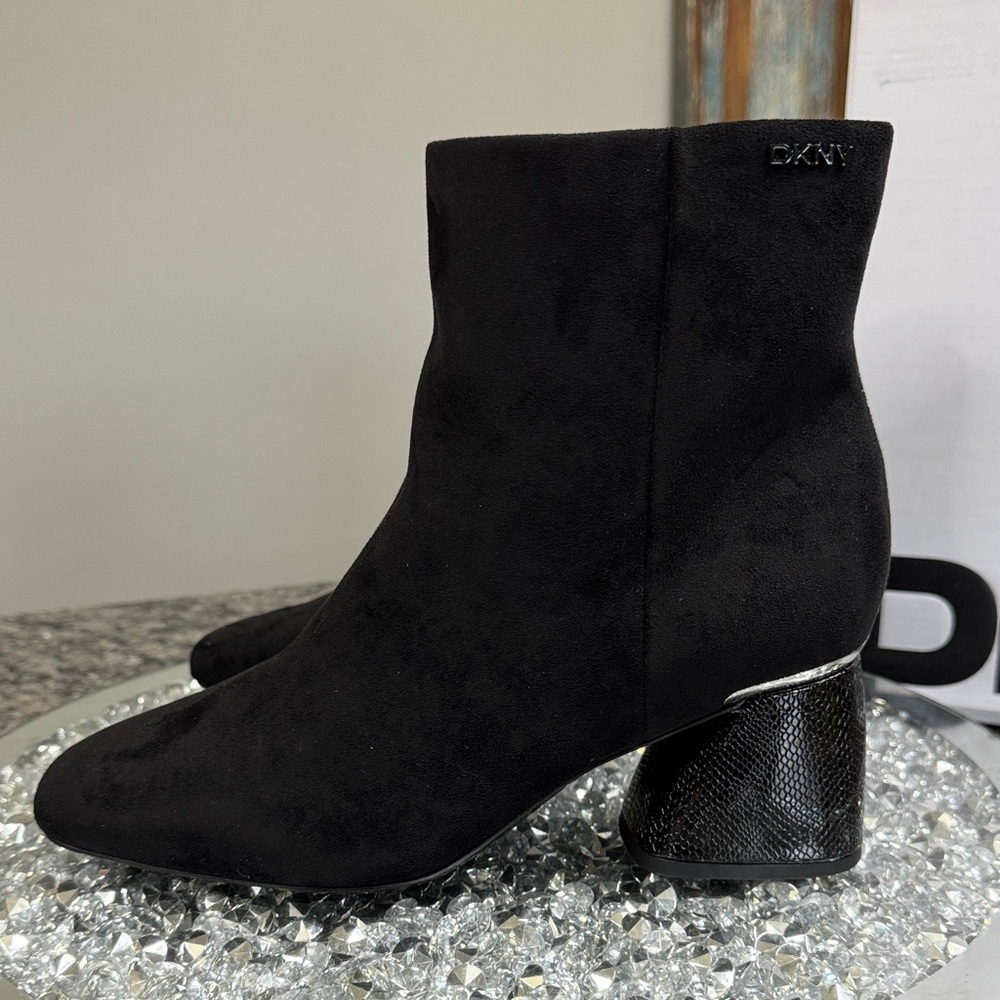 DKNY Black Ankle Booties with Textured Block Heel NEW 9.5 - Picture 9 of 17